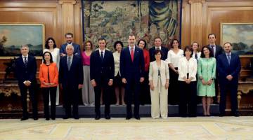 KABINET BAHARU: Sanchez (depan, empat kiri) dan anggota kabinet baharunya bergambar bersama Raja Felipe (depan, lima kiri) semasa upacara mengangkat sumpah di Istana Zarzuela di pinggir Madrid, Sepanyol semalam. — Gambar Reuters