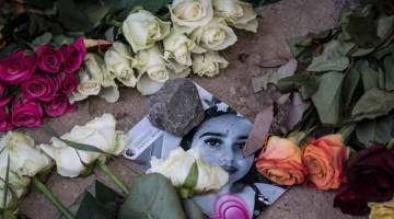 TUNTUT KEADILAN: Gambar Susanna yang diletakkan bunga di tempat kejadian, gadis berusia 14 tahun itu telah dirogol dan dibunuh oleh seorang pemohon suaka Iraq di Wiesbaden, Jerman kelmarin. — GambarAFP