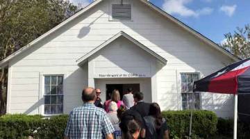 SERANGAN SENJATA API: Orang ramai berkumpul untuk masuk ke dalam First Baptist Church bagi memperingati mereka yang terbunuh dalam kejadian tembakan di Sutherland Springs, Texas, A.S pada 15 November 2017. — Gambar Reuters