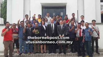 BEBAS TUDUHAN: Kong (tengah), Mary (enam kiri) dan James (empat kanan) bersama para penyokong yang hadir di mahkamah.