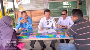 RUJI (tengah) berbincang bersama Arunarnsin (dua kanan) dan wakil Jabatan Pendidikan Negeri, pihak sekolah dan kontraktor.