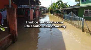 TAGIH TINDAKAN PROAKTIF: Pekarangan salah sebuah rumah di Kampung Baru Hilir Sri Aman yang dinaiki air kelmarin yang mengundang keresahan berpanjangan penduduk.