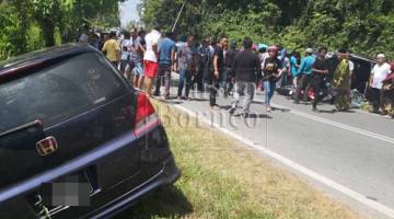 Orang ramai yang mengerumuni tempat kejadian.