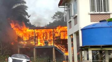 RUMAH guru yang terbakar adalah terletak berhadapan dengan bangunan sebuah rumah guru dua unit jenis konkrit (kanan), manakala kiri ialah motosikal guru yang berjaya diselamatkan oleh guru-guru dan penduduk kampung.