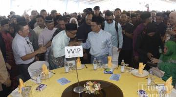 SHAFIE (tengah) bersalaman dengan pengunjung ketika tiba di majlis itu.