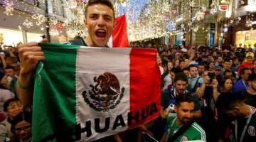 GEMBIRA: Penyokong Mexico meraikan gol jaringan pasukan mereka pada aksi Piala Dunia 2018 perlawanan Kumpulan F menentang Jerman di Rusia. — Gambar Reuters