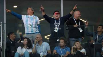 GAYA LEGENDA: Reaksi Maradona ketika menyaksikan perlawanan Piala Dunia 2018 Kumpulan D di antara Argentina dan Iceland di Stadium Spartak, Moscow. — Gambar Reuters