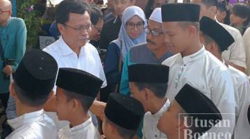 KANAK-kanak ini turut tidak melepaskan peluang bersalam dengan Shafie semasa menghadiri majlis rumah terbuka di kediaman Dr. Azman di Tawau.