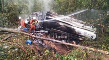 ANGGOTA bomba melakukan operasi pemadaman menggunakan foam dan sumber air dari jentera bomba.