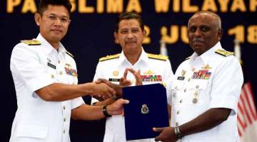 SERAH TUGAS: Abdul Rahman (kiri) menyerahkan dokumen penyerahan tugas kepada penggantinya Laksamana Muda Datuk Ganesh Navaratnam pada majlis serah terima tugas Panglima Wilayah Laut 2 (PANGWILLA 2) di Dewan Mohd Azim, Rumah Keluarga Tentera Laut Diraja Malaysia (RKTLDM) Taman Samudera semalam. — Gambar Bernama
