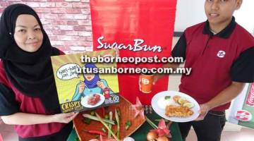 JIMAT: Pekerja di Wisma SugarBun Kuching memperkenalkan Hidangan Crispy Chicken Chop.