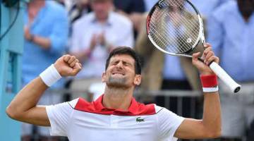 AKHIRNYA!: Djokovic meraikan kejayannya melangkah ke final Kejohanan Queen’s Club di London. — Gambar AFP