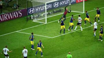 TEPAT KE GAWANG: Gol yang dijaringkan oleh Kroos dari sepakan percuma ketika menentang Sweden dalam aksi Kumpulan F di Stadium Fisht. — Gambar Reuters