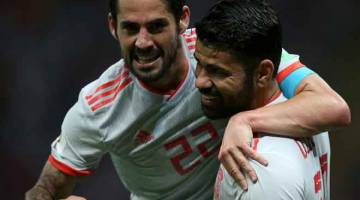 KEKALKAN FALSAFAH: Isco (kiri) dan Costa ketika beraksi dalam Piala Dunia 2018 di Rusia. — Gambar AFP
