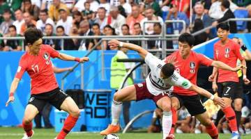 PENUH AKSI: Sebahagian daripada babak-babak aksi perlawanan Piala Dunia Kumpulan F di antara Korea Selatan dan Mexico di Rostov Arena. — Gambar AFP
