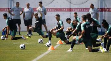 GIGIH: Pasukan Portugal berlatih menjelang perlawanan menentang Iran. — Gambar Reuters