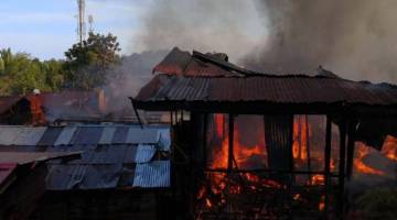 ANGGOTA bomba bertugas terpaksa memanjat bumbung rumah untuk memastikan api dapat dipadamkan dan dikawal.