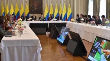 PERHEBAT USAHA: Gambar serahan Pejabat Presiden Colombia menunjukkan Santos (tengah) bermesyuarat dengan pegawai                Majlis Kebangsaan bagi Dadah Narkotik di Istana Narino di Bogota, Colombia kelmarin. — Gambar AFP 