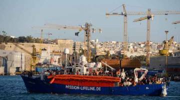 MISI MENYELAMAT BERJAYA: Lifeline, sebuah kapal penyelamat milik badan kebajikan Jerman Mission Lifeline, tiba bersama lebih 200 pendatang di pelabuhan Valletta, Malta kelmarin. — Gambar AFP/Reuters 