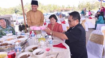 HARIS (kiri) melayani tetamu yang hadir pada majlis itu. Turut kelihatan Timbalan Pesuruhjaya Polis Sabah Datuk Omar Mammah (kanan) dan Pembantu Menteri Undang-Undang dan Hal Ehwal Anak Negeri Jannie Lasimbang (tengah).