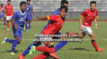 BINTANG BAHARU: Azafarezal (depan) bakal memperkuatkan jentera serangan skuad Piala Presiden Sarawak.