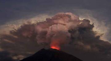 MELETUS: Gunung Agung meletus, seperti dilihat dari Kubu, Keregenan Karangasem di Bali, Indonesia semalam. — Gambar Reuters