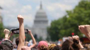 PROTES: Aktivis berarak ke Capitol AS ketika memprotes polisi imigresen oleh pentadbiran Trump yang menyebabkan pemisahan keluarga pendatang di Washington, AS kelmarin. — Gambar Reuters