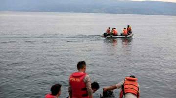 CARI: Gambar fail 21 Jun lalu menunjukkan anggota  penyelamat melancarkan operasi mencari penumpang yang hilang selepas  feri karam di Danau Toba, di pelabuhan Tigaras di Simalungun, Sumtra Utara. — Gambar Reuters