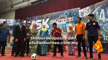 RASMI TUTUP: Nazri (dua kiri) menendang bola sebagai tanda merasmikan Penutupan MSK Pelajar Baharu Politeknik Kota Kinabalu Sesi Jun 2018.