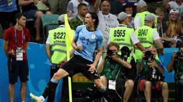 PEMUSNAH: Cavani meraikan jaringannya ketika membantu Uruguay menewaskan Portugal pada aksi di Stadium Fisht, Rusia Sabtu lepas. — Gambar Reuters
