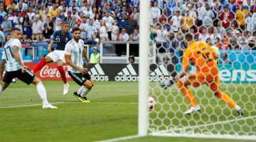 GOL KEDUA PERIBADI: Mbappe (dua kanan) melepaskan rembatan untuk menjaringkan gol ketiga Perancis pada aksi menentang Argentina di Kazan Arena, Rusia Sabtu lepas. — Gambar AFP