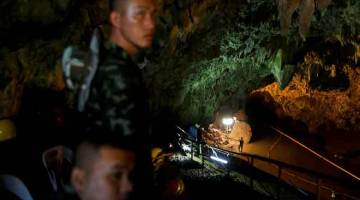 MISI SUKAR: Askar dan pekerja penyelamat meneruskan operasi SAR di kompleks gua Tham Luang di wilayah utara Chiang Rai, semalam. — Gambar Reuters