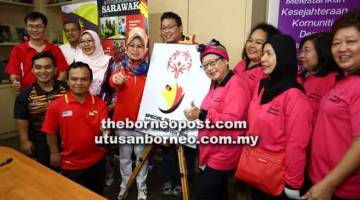 LANCAR: Fatimah melancarkan logo Sukan Olimpik Khas Negeri Sarawak Cabang Kuching 2018 disaksikan Dayang Mariani (tiga kanan) serta yang lain. — Gambar Muhammad Rais Sanusi 