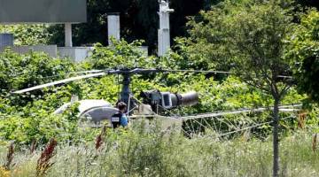 LOLOS: Gambar dirakam kelmarin di Gonesse, utara Paris menunjukkan helikopter Alouette II yang ditinggalkan oleh Faid selepas dia meloloskan diri dari penjara di Reau, Perancis. — Gambar AFP