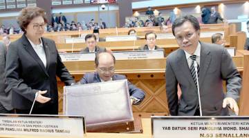 Ketua Menteri Datuk Seri Mohd Shafie Apdal (kanan) bersama dua Timbalannya iaitu Datuk Seri Madius Tangau dan Christina Lew (kiri) ketika menghadiri Mesyuarat Kedua Penggal Pertama Dewan Undangan Negeri (DUN) Sabah di Bangunan Dewan Undangan Negeri Sabah hari ini.