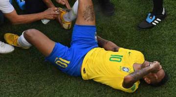 DIKRITIK HEBAT: Neymar mengerang kesakitan selepas pergelangan kakinya dipijak Layun pada aksi di Samara Arena, Samara Isnin lepas. — Gambar Reuters