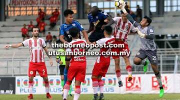 TEPIS: Penjaga gol Sarawak, Mohamad Firdaus menepis percubaan penyerang UiTM FC pada perlawanan Liga Premier 2018 di Stadium Negeri, Petra Jaya, Kuching semalam. — Gambar Chimon Upon