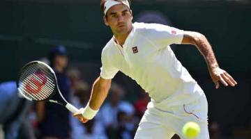 SENGIT: Federer ketika bersaing menentang Lajovic pada perlawanan pusingan pertama di Wimbledon, London Isnin lepas. Gambar sisipan Serena. — Gambar AFP