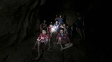 MUJUR SELAMAT: Gambar daripada rakaman video menunjukkan 12 remaja dan seorang jurulatih bola sepak mereka yang dijumpai oleh penyelam Britain di dalam gua Tham Luang di utara Thailand lebih seminggu selepas mereka hilang. — Gambar Bernama