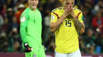 Aksi Mateus Uribe (depan) selepas gagal sepakan penalti sementara penjaga gol England, Jordan Pickford meraikannya di Stadium Spartak, Moscow malam tadi. - Foto AFP