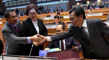 SIDANG DUN: Shafie Apdal (kanan) bersalaman bersama timbalannya yang juga Menteri Kerajaan Tempatan dan Perumahan Sabah Datuk Dr Jaujan Sambakong pada persidangan Dewan Undangan Negeri (DUN) Sabah semalam. — Gambar Bernama