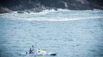 MISI BERJAYA: Gambar dirakam Rob Wright pada 2 Mei lalu dan disiarkan semalam menunjukkan Donaldson ketika berlepas dari Coffs Harbour di Australia untuk mendayung kayak secara solo di Laut Tasman. — Gambar AFP