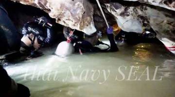 BERISIKO TINGGI: Anggota penyelamat menyelam di dalam gua Tham Luang dalam usaha yang rumit untuk mengeluarkan 12 budak dan jurulatih bola sepak mereka dari gua tersebut di wilayah Chiang Rai, Thailand kelmarin. — Gambar Thai Navy SEAL/Reuters