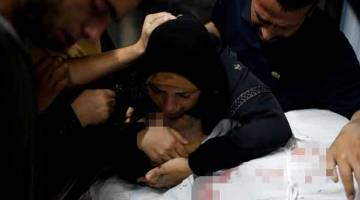 PILU: Ibu mangsa meratapi mayat anaknya yang terbunuh semasa pertembungan di sempadan Israel-Gaza. — Gambar Reuters