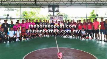 BERSAING: Dr Annuar (baju biru, tengah) bersama pasukan yang bersaing pada Kejohanan Futsal Siri Piala Cabaran Nangka 2018 di Gelanggang Futsal Kampung Datu Baru, semalam.