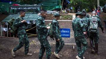 KERAH KUDRAT: Tentera Thailand memasuki kawasan operasi menyelamat di gua Tham Luang tempat 12 remaja terperangkap di Mae Sai. — Gambar AFP