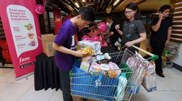 LEBIH MURAH: Seorang pelanggan menuntut barangan yang dibelinya dengan menggunakan penyedia perkhidmatan jualan barangan runcit dalam talian tempatan, Potboy Grocery di Kuala Lumpur baru-baru ini. Chew berkata seramai 18,000 pengunjung dalam dan luar talian dijangka menyertai acara itu dan mampu menjana jualan sehingga RM2 juta. — Gambar Bernama