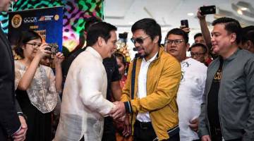 CETUS INSPIRASI: Pacquiao (kanan) disambut Duta Filipina di Malaysia Charles C Jose ketika tiba di salah sebuah hotel terkemuka Kuala Lumpur semalam. — Gambar Bernama