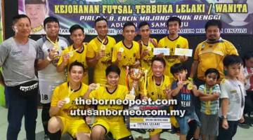 KAMI JUARA!: Skuad Bintulu Rangers yang muncul juara Futsal Terbuka Lelaki Piala ADUN Samalaju merakam gambar kenangan.