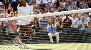 SATU KELEGAAN: Serena ceria selepas berjaya melangkah ke peringkat separuh akhir kejohanan Wimbledon di London, England kelmarin. — Gambar AFP